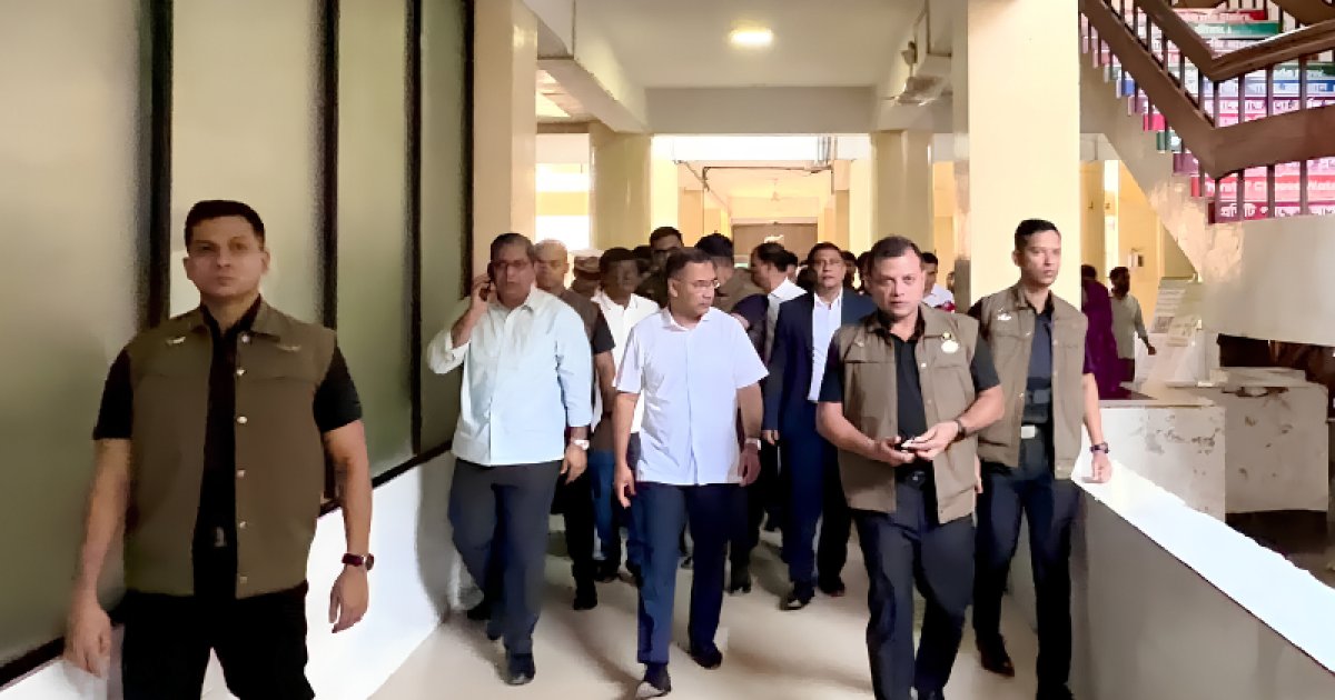 সাড়ে চার ঘণ্টায় ১৩ জায়গা ঘুরলেন প্রধানমন্ত্রী, আজিমপুরে অপরিচ্ছন্নতায় অসন্তোষ