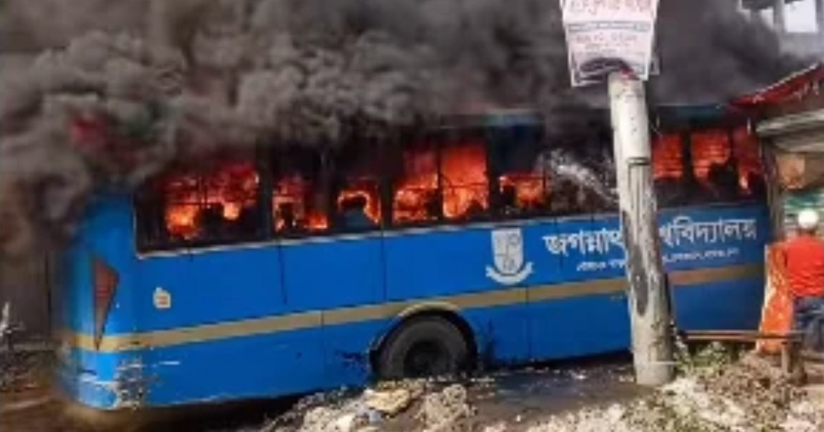 মাতুয়াইলের গ্যারেজে আগুনে পুড়ল জবির বাস