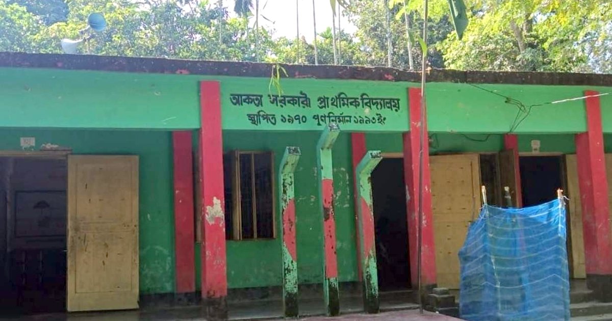ফুলবাড়ীয়ায় বিদ্যালয়ে ধস্তাধস্তি, শিক্ষক দম্পতিকে বদলি উপজেলার দুই প্রান্তে