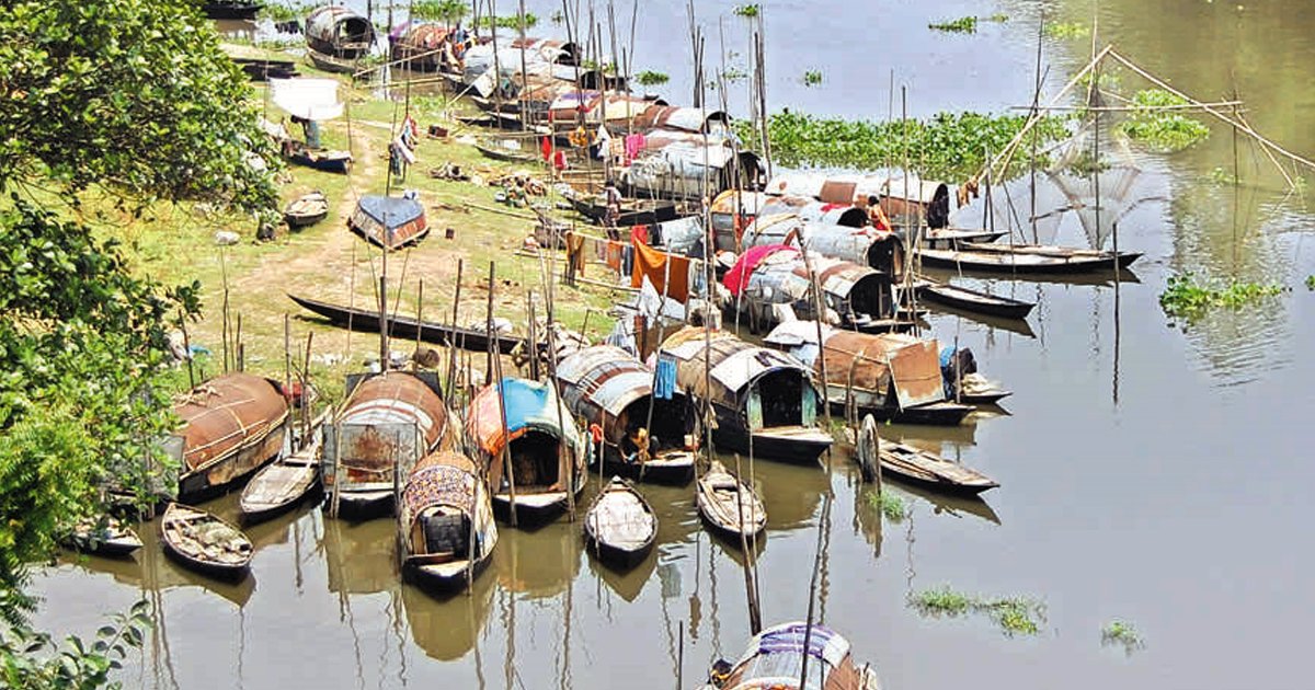 নদীর ঘাট থেকে হারিয়ে যাচ্ছে বেদেদের ভাসমান বসতি
