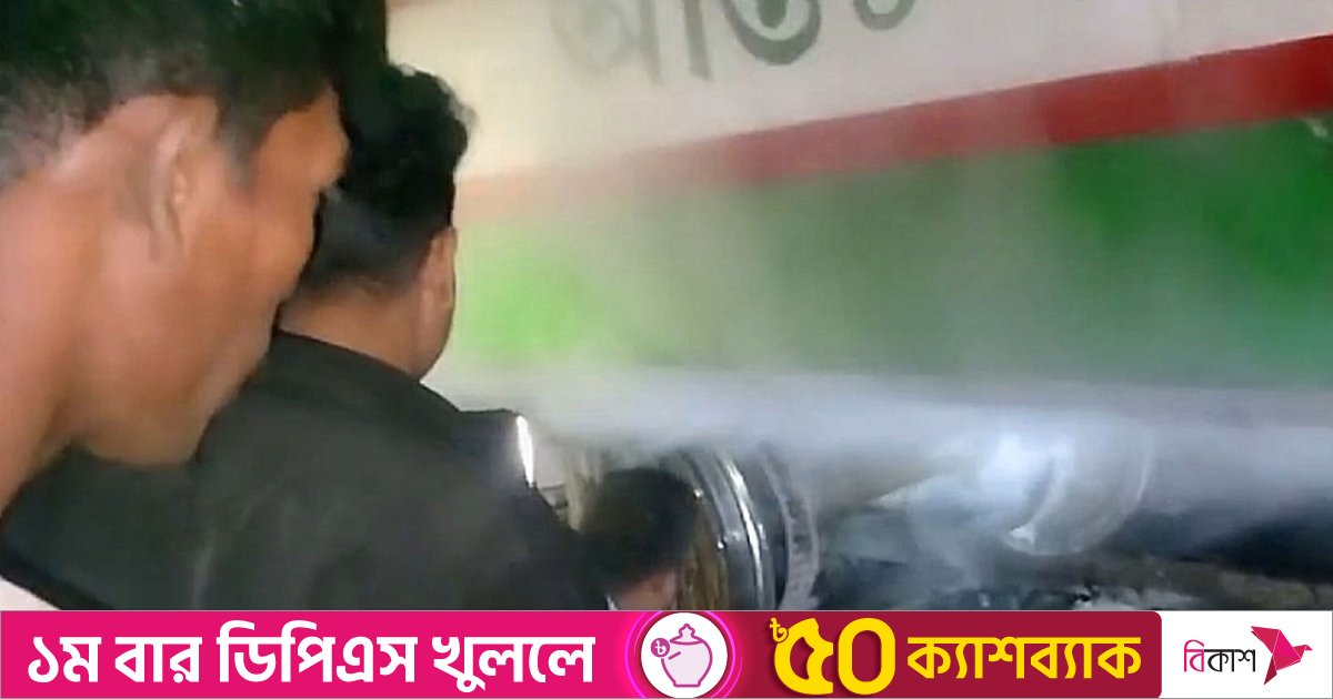 নাটোরে চলন্ত ট্রেনের বগিতে আগুন, নেভালেন স্থানীয়রা