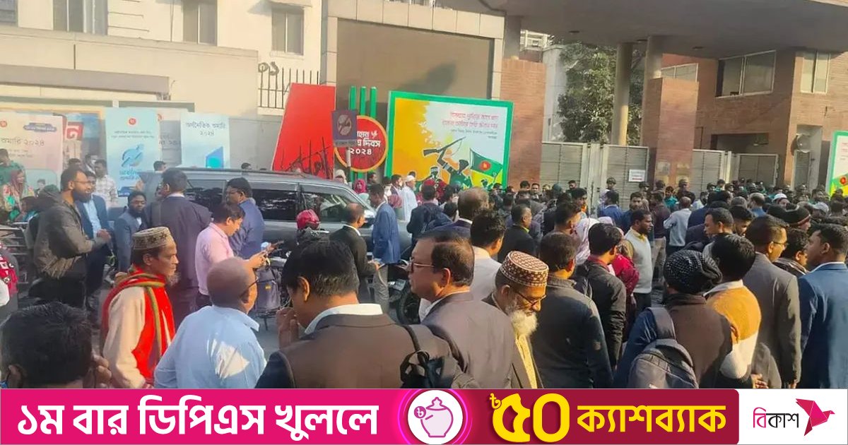 কর্মকর্তা-কর্মচারীদের আপাতত সচিবালয়ে ঢুকতে দেওয়া হচ্ছে না