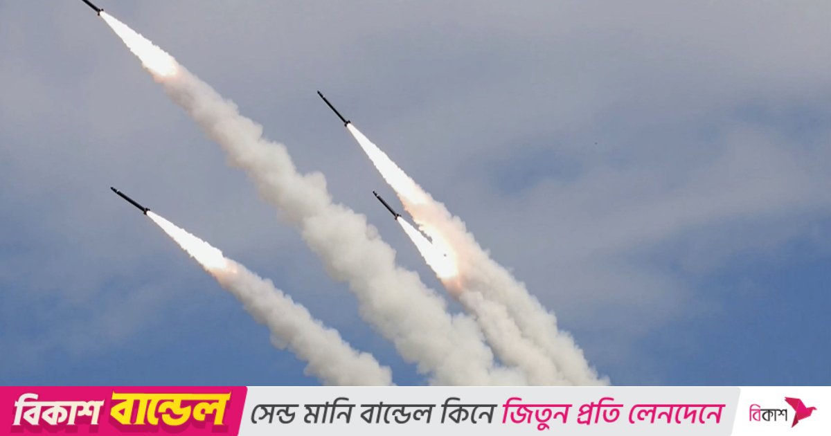 Yashirin kamera uni kuzatib turganda, u onanizm bilan shugullanadi.