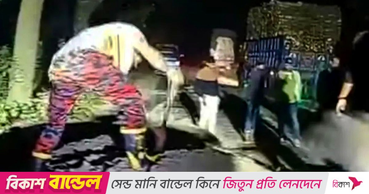 ঈশ্বরদী–কুষ্টিয়া মহাসড়কে বালু ফেলে অবরোধ