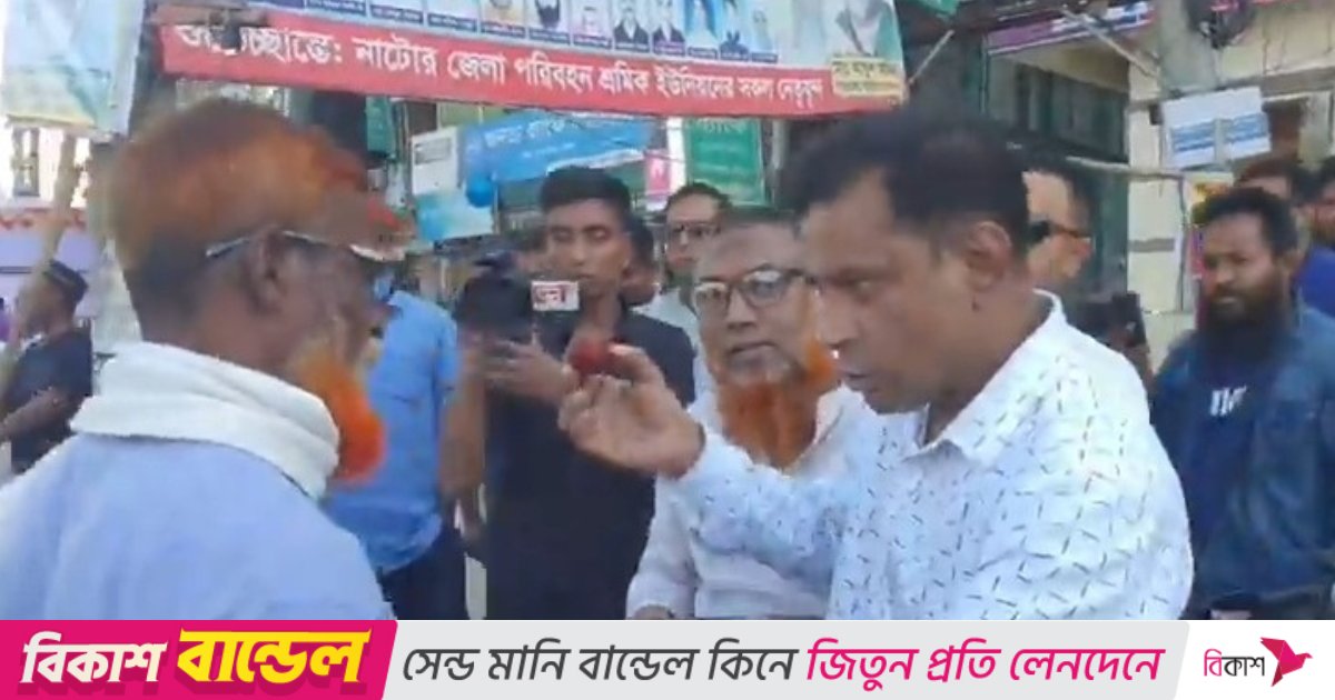 শেখ হাসিনার ফাঁসির রায়ে নাটোরে মিষ্টি বিতরণ