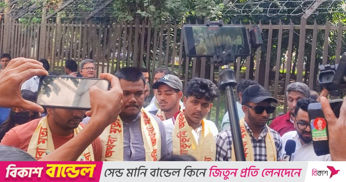 শেখ হাসিনার মামলার রায় শুনতে ট্রাইব্যুনালে আহত জুলাইযোদ্ধারা