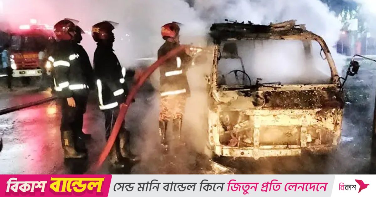 কিশোরগঞ্জ সিভিল সার্জন কার্যালয়ের সামনে অ্যাম্বুলেন্সে দুর্বৃত্তদের আগুন