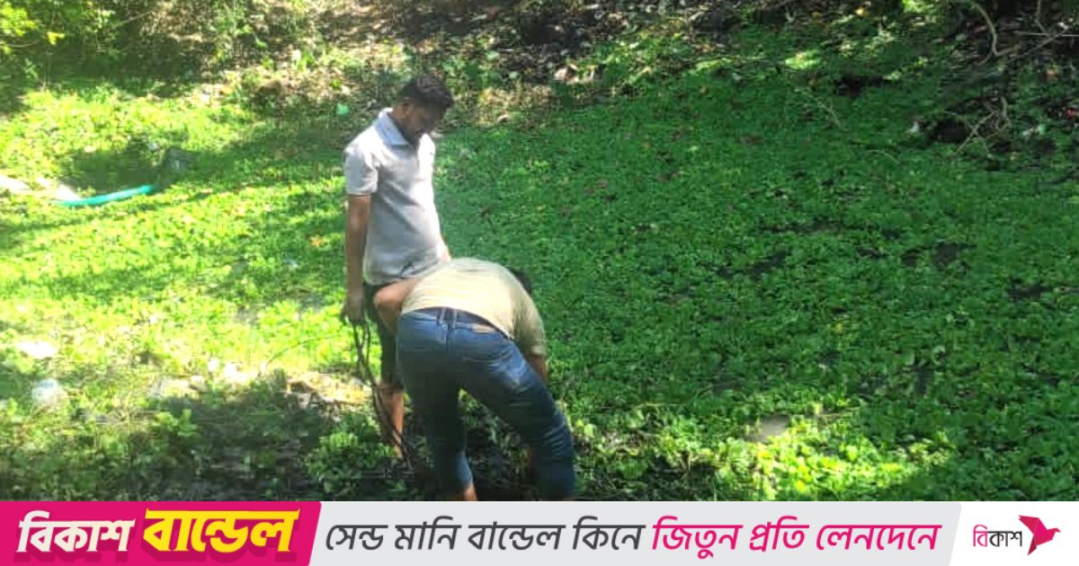 রাউজানে পুকুরে চুম্বক দিয়ে তোলা হলো পিস্তল-গুলি-রাইফেল