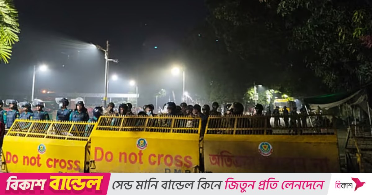 ধানমন্ডি ৩২ নম্বরে সতর্ক অবস্থানে আইনশৃঙ্খলা বাহিনী