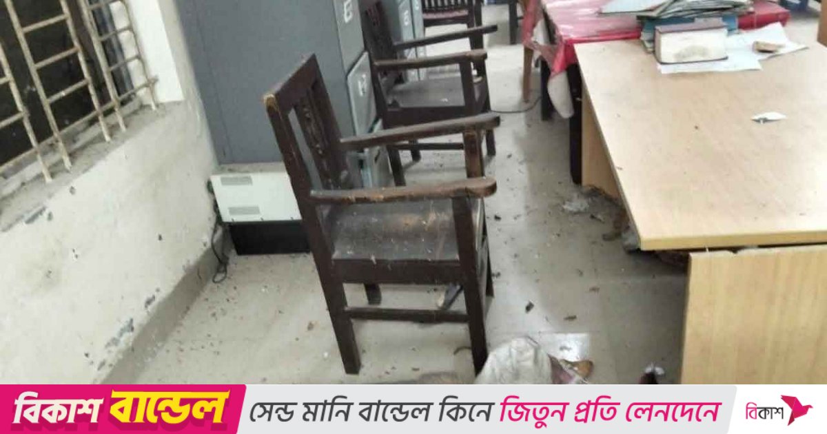 গোপালগঞ্জে থানায় ককটেল নিক্ষেপ, ৩ পুলিশ সদস্য আহত