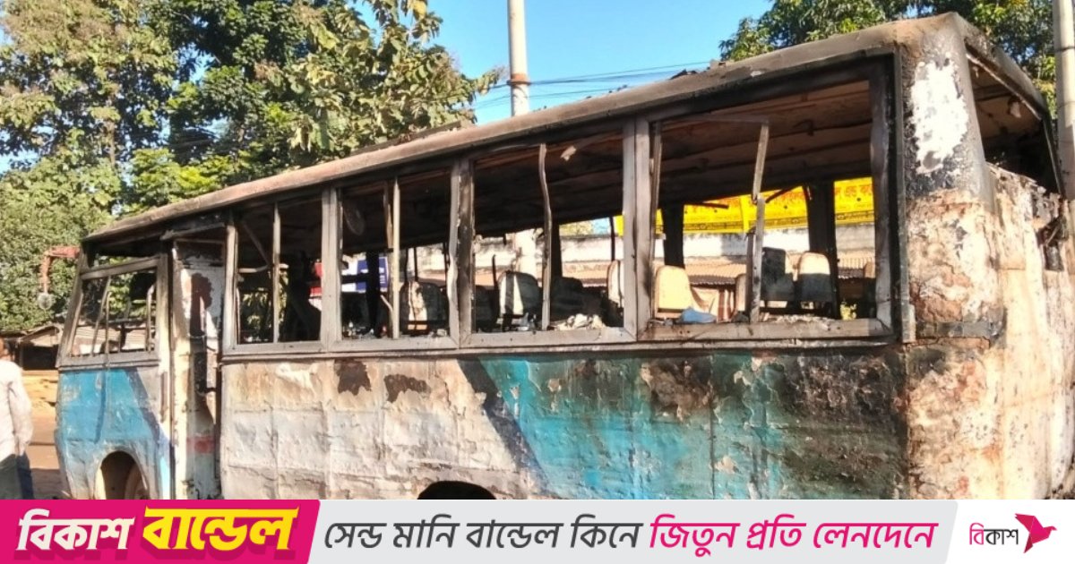 সাভারে বাস ও পিকআপে আগুন