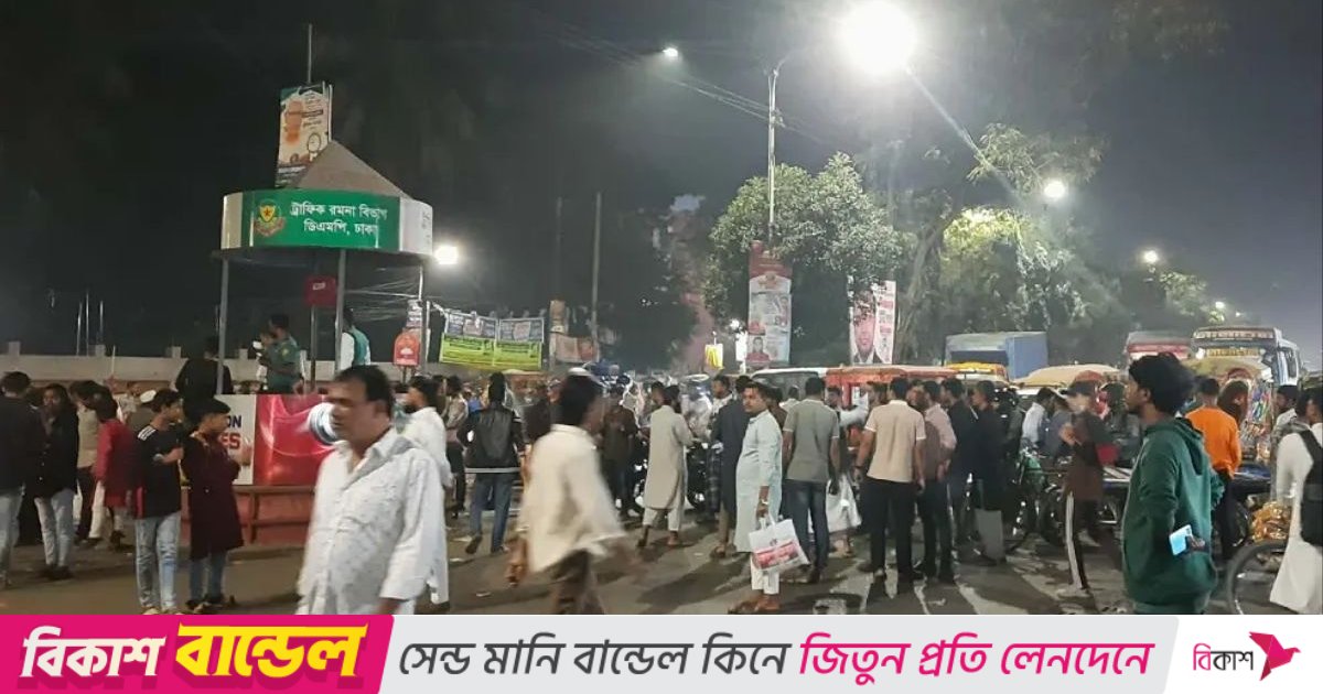 ঢাকা কলেজের ঝুঁকিপূর্ণ হল সংস্কারের দাবিতে নিউমার্কেট এলাকায় সড়ক অবরোধ