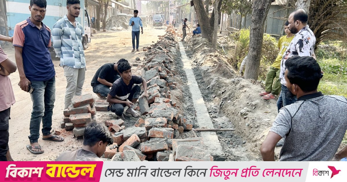 ১৪ কোটি টাকার সড়ক নির্মাণে অনিয়ম, ইট ফেলে দিয়ে স্থানীয়দের প্রতিবাদ