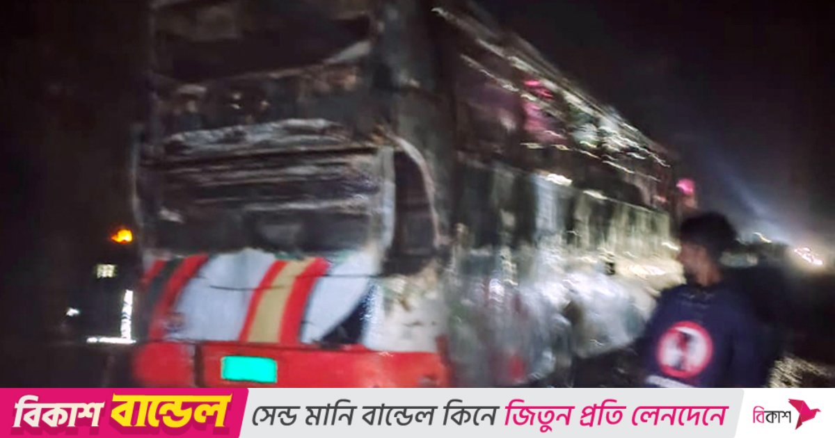 লক্ষ্মীপুরে যাত্রীবাহী বাসে আগুন