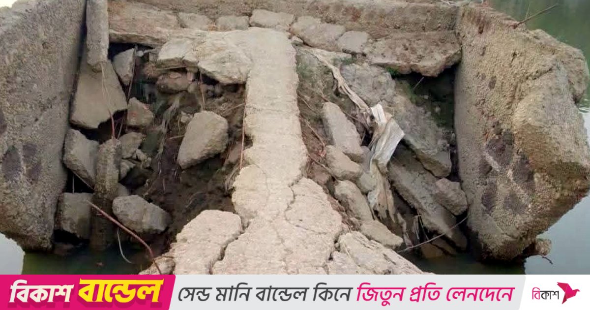 খালিয়াজুরী-প্রসাদপুর সড়ক ভেঙে যোগাযোগ বিচ্ছিন্ন, চলতে হয় নৌকায়