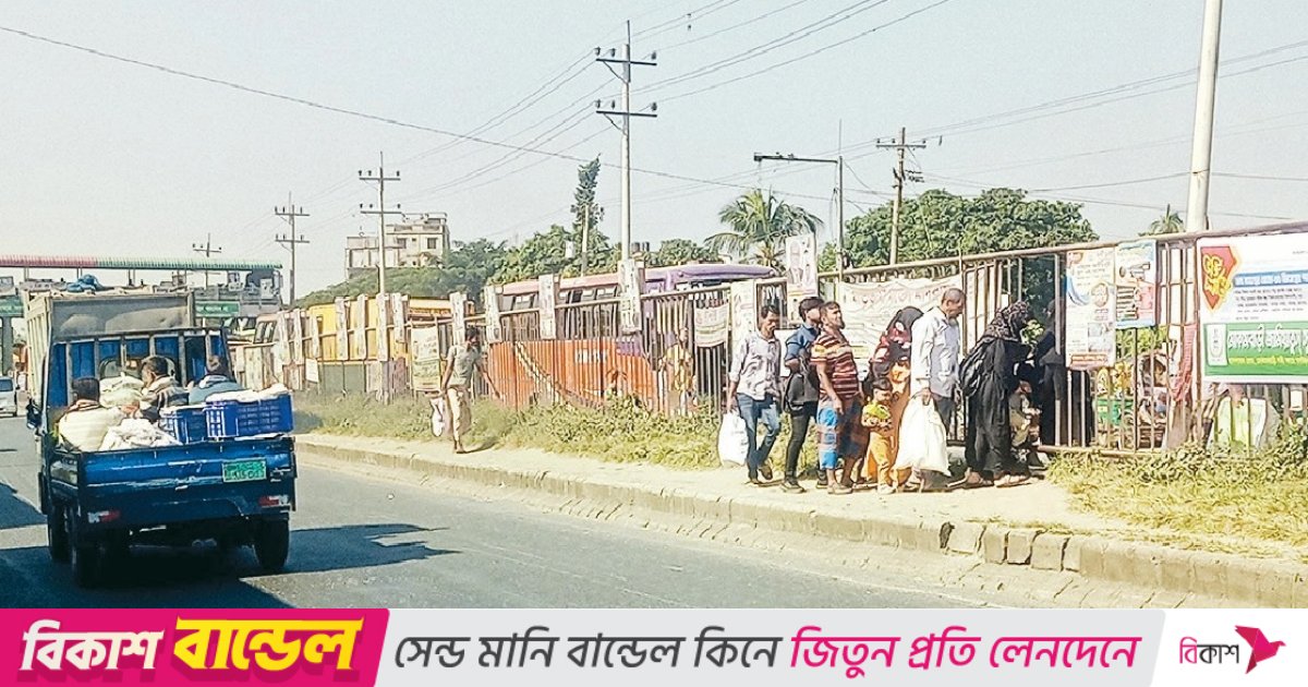 কুমিল্লায় ফুটওভার ব্রিজ ব্যবহারে চরম অনীহা, বিভাজনের গ্রিল ভেঙে চলছে পারাপার