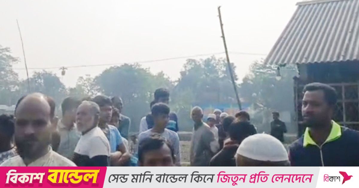 কৃষকদের মাঝে ‘গুজব ছড়িয়ে’ গোডাউনের তালা ভেঙে সরকারি সার লুট