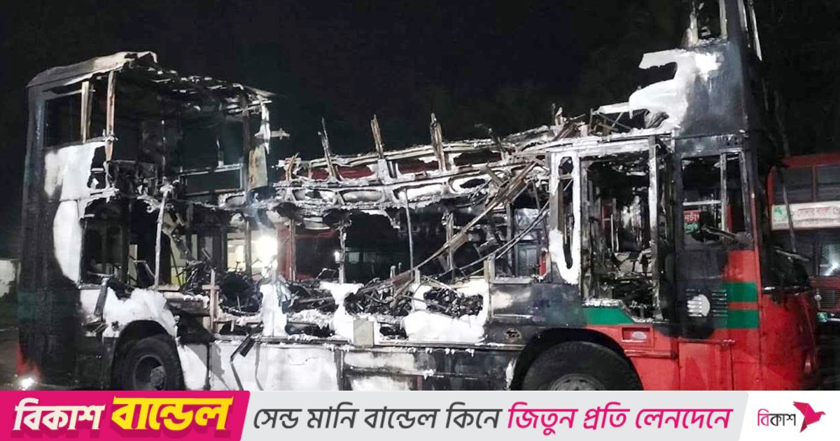 নোয়াখালীতে বিআরটিসির দুই বাসে আগুন