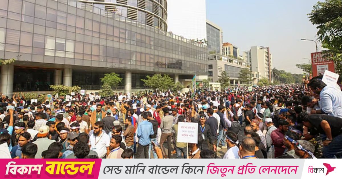 আগারগাঁওয়ের সড়কে মোবাইল ব্যবসায়ীদের বিক্ষোভ