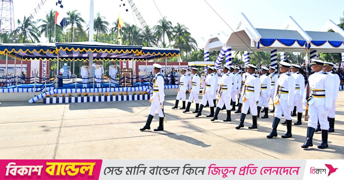 বাংলাদেশ নেভাল একাডেমিতে তরুণ নৌ কর্মকর্তাদের কুচকাওয়াজ অনুষ্ঠিত