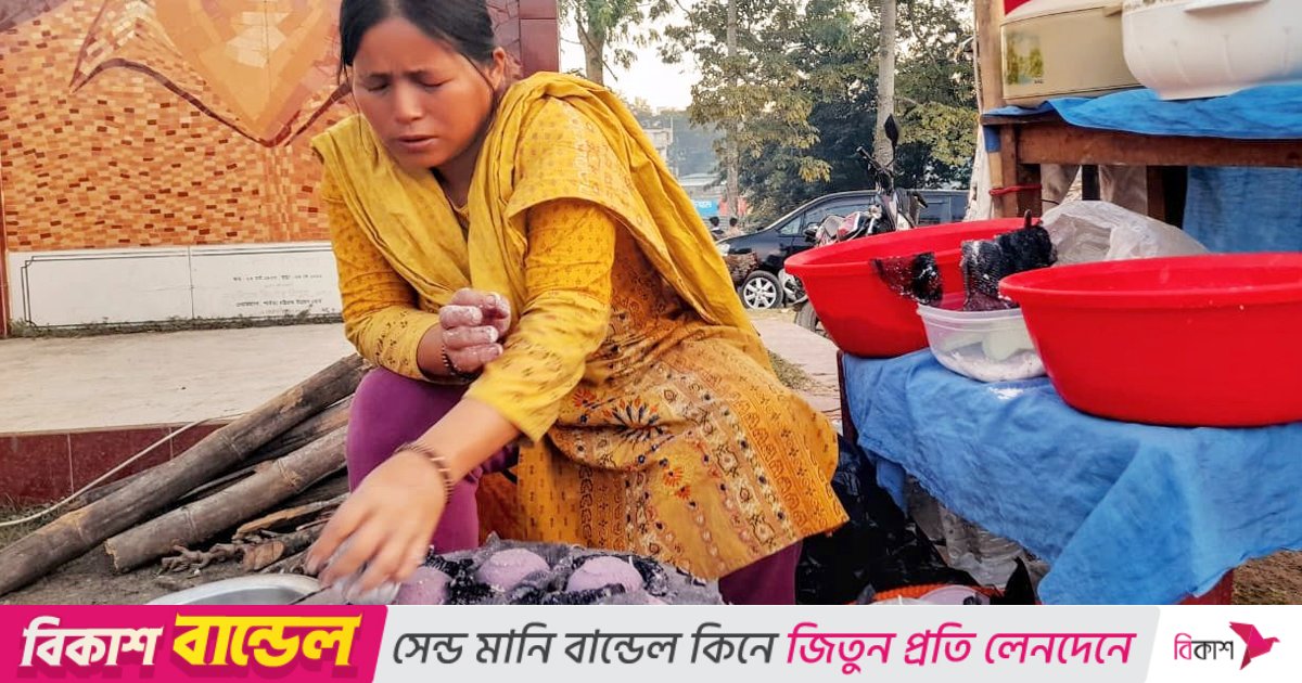 স্বাদে অতুলনীয় জুমের বিনি চালের ‘কালো ভাপা পিঠা’