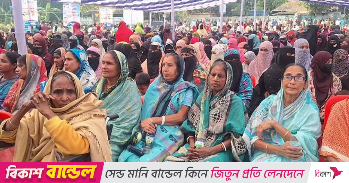 একটি দলের কর্মীরা হেলমেট পরে গ্রামে গ্রামে মহড়া দিচ্ছে: এ্যানি