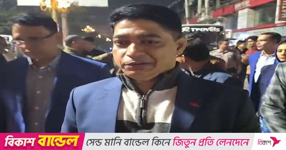 মধ্যরাতে কর্মকর্তাদের নিয়ে শহরে রাত্রিকালীন টহলে আরএমপি কমিশনার