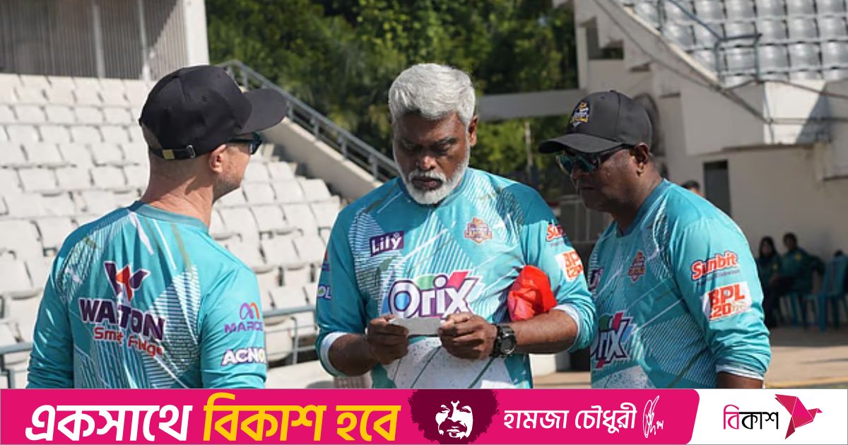 মাঠে হঠাৎ লুটিয়ে পড়লেন ঢাকা ক্যাপিটালসের কোচ
