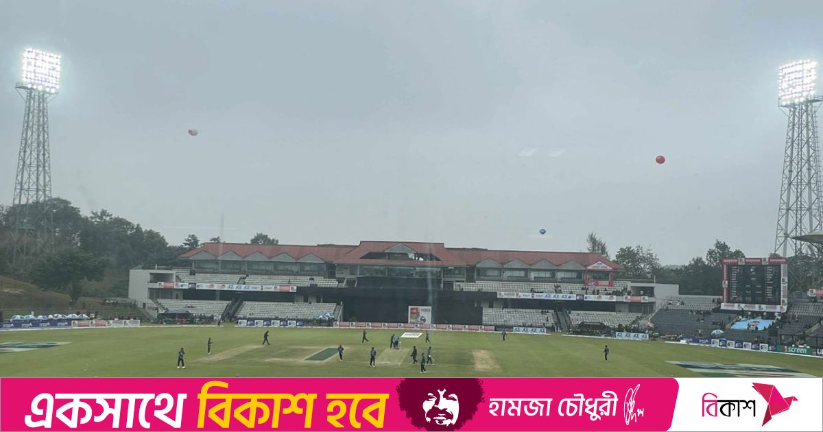 সূর্যের দেখা নেই, ফ্লাডলাইট জ্বালিয়ে শুরু খেলা