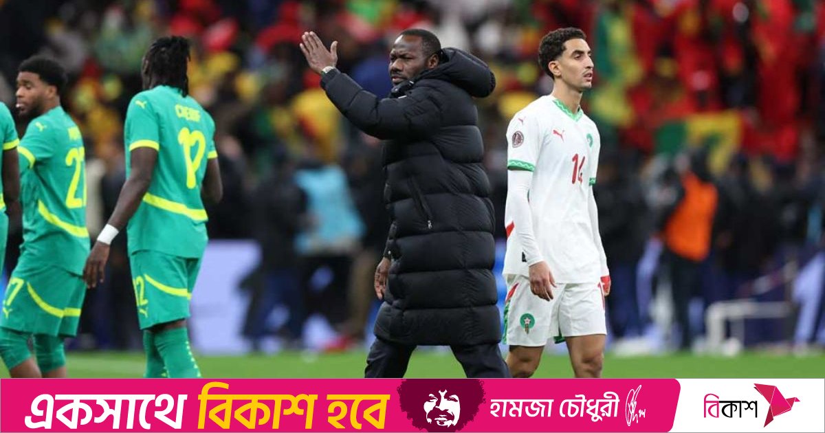 সাংবাদিকদের দুয়ো শুনে সংবাদ সম্মেলন ছেড়ে গেলেন চ্যাম্পিয়ন সেনেগালের কোচ 