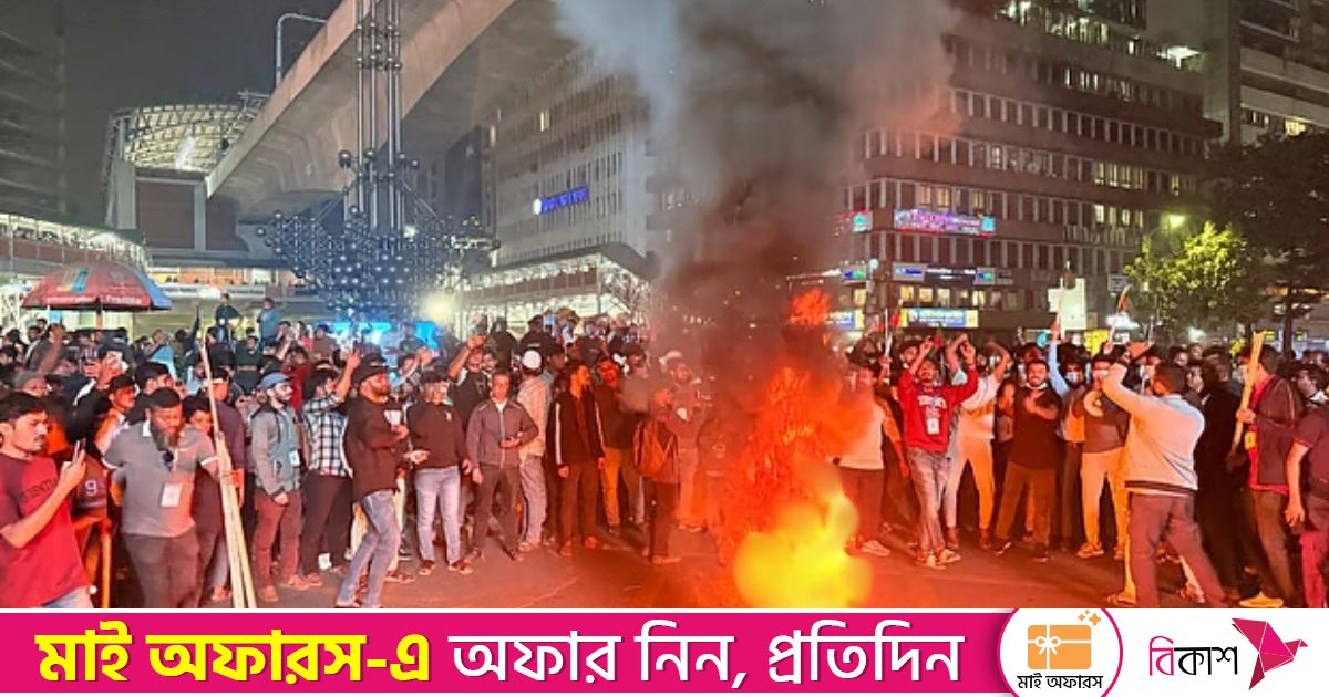 কারওয়ান বাজারে মোবাইল ব্যবসায়ীদের সড়ক অবরোধ, যান চলাচল বন্ধ