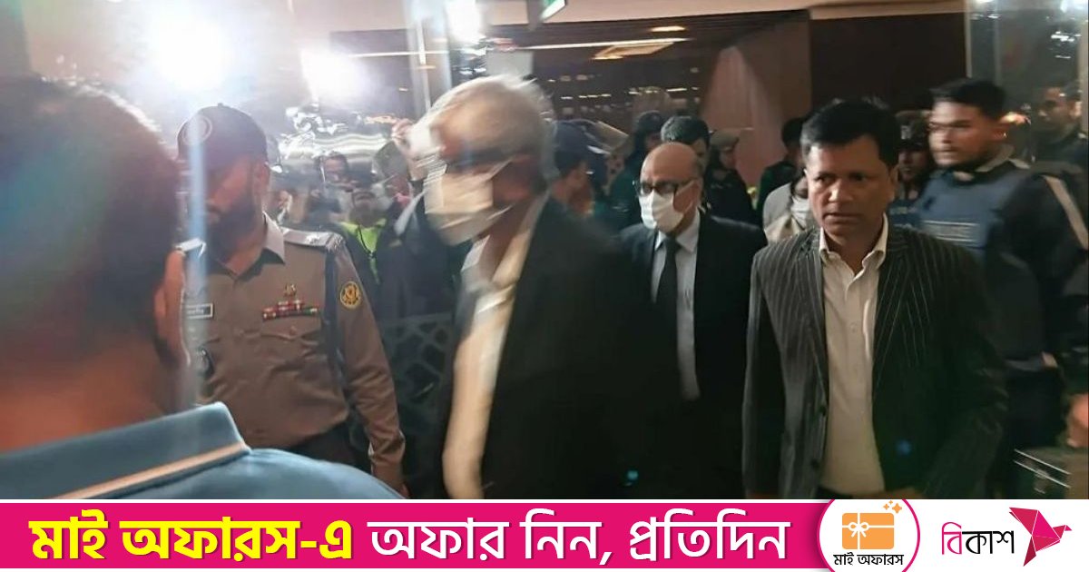 ৬ ঘণ্টা অবরুদ্ধ থাকার পর পুলিশি নিরাপত্তায় সচিবালয় ছাড়লেন অর্থ উপদেষ্টা