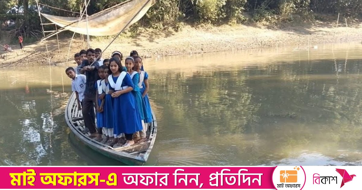 ৫০ বছরেও ঘুচেনি সেতুর অভাব, রশি টেনে নদী পারাপারে ২০ গ্রামের মানুষ