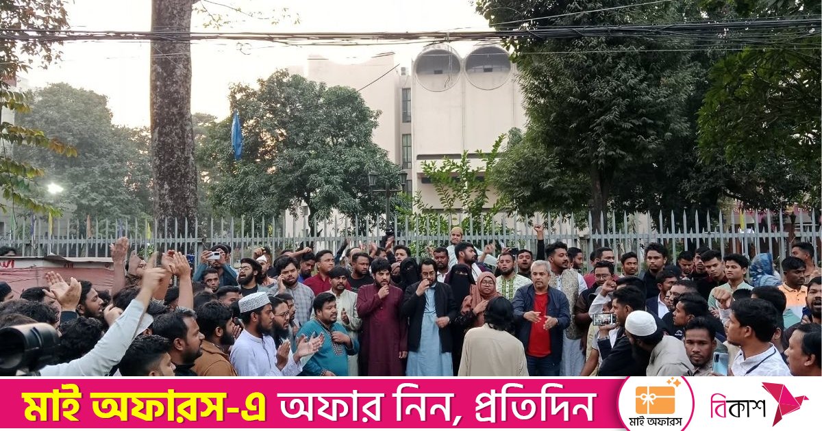 ওসমান হাদির ওপর হামলার প্রতিবাদে শাহবাগে বিক্ষোভ