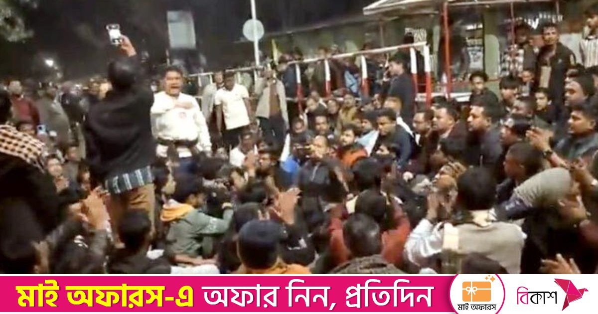 চবিতে ৮ ঘণ্টা অবরুদ্ধ দুই সহ-উপাচার্য ও রেজিস্ট্রার, ছাত্রদল-শিবির পাল্টাপাল্টি স্লোগান