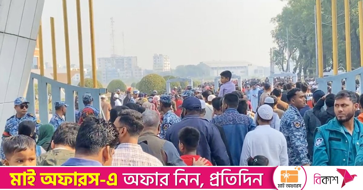 পুরোনো বিমানবন্দরে ‘এয়ার শো’ দেখতে মানুষের ঢল