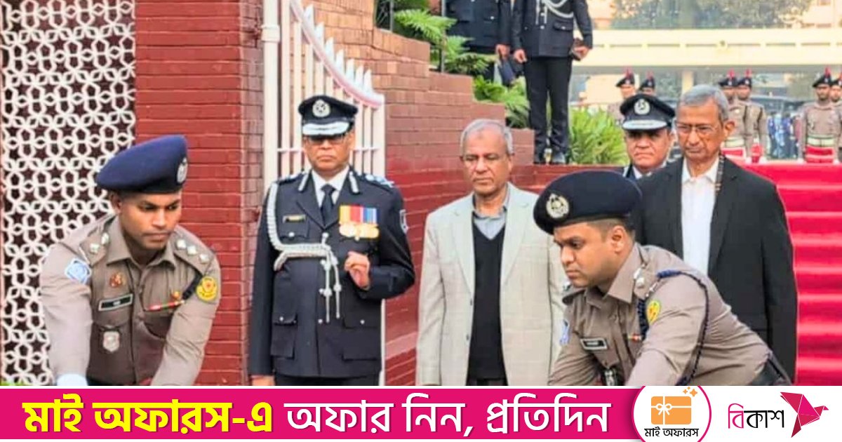 রাজারবাগ পুলিশ স্মৃতিস্তম্ভে স্বরাষ্ট্র উপদেষ্টা-আইজিপির শ্রদ্ধা