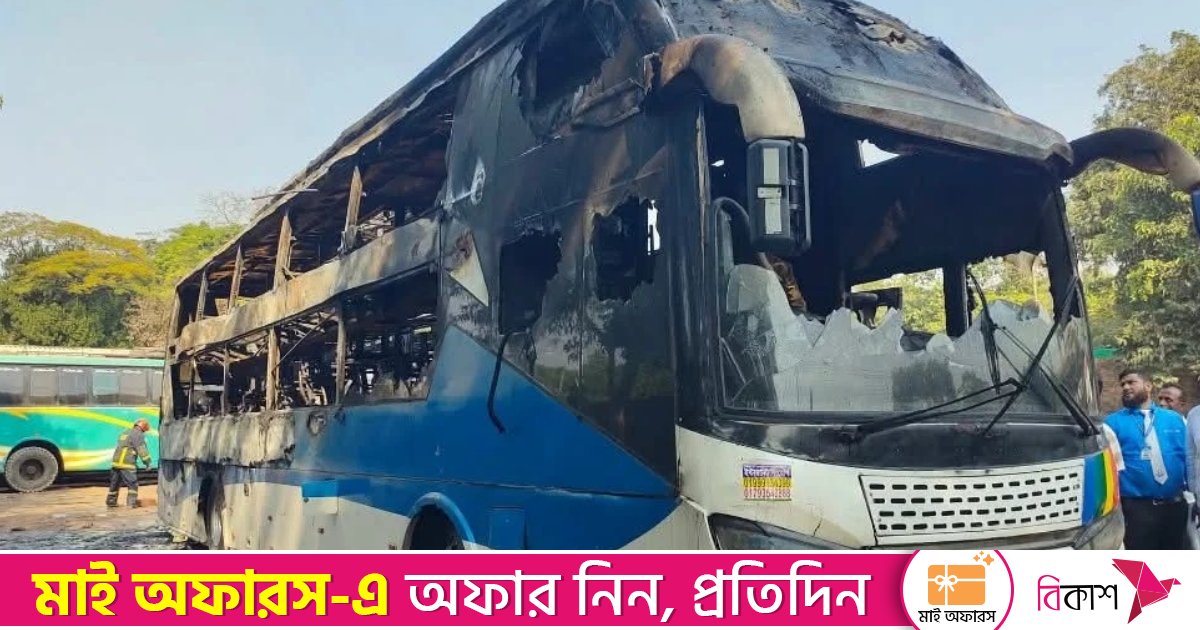 কক্সবাজারে সড়কের পাশে দাঁড়িয়ে থাকা বাসে আগুন