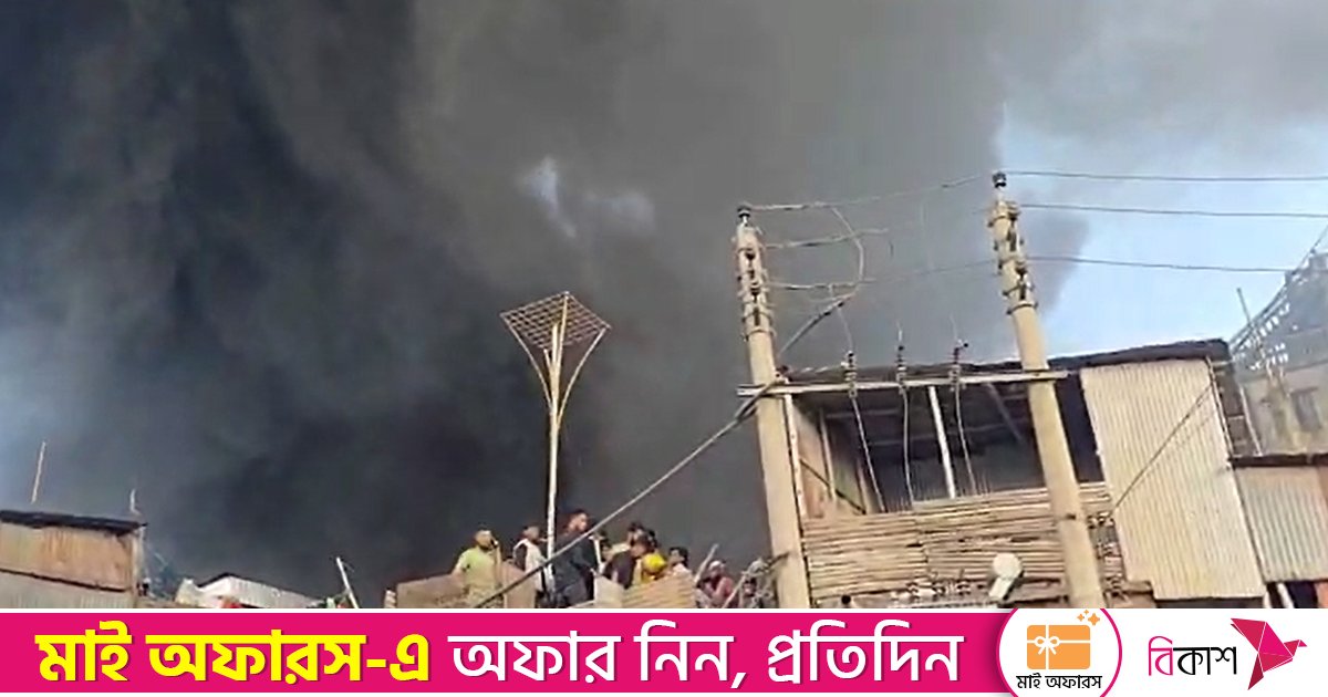 রাজধানীর লালবাগে প্লাস্টিক গোডাউনে আগুন