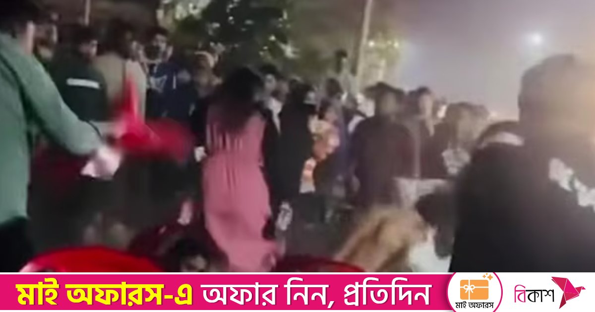 মেলায় দুই নারীকে চেয়ার দিয়ে বেধড়ক পেটালো এক যুবক