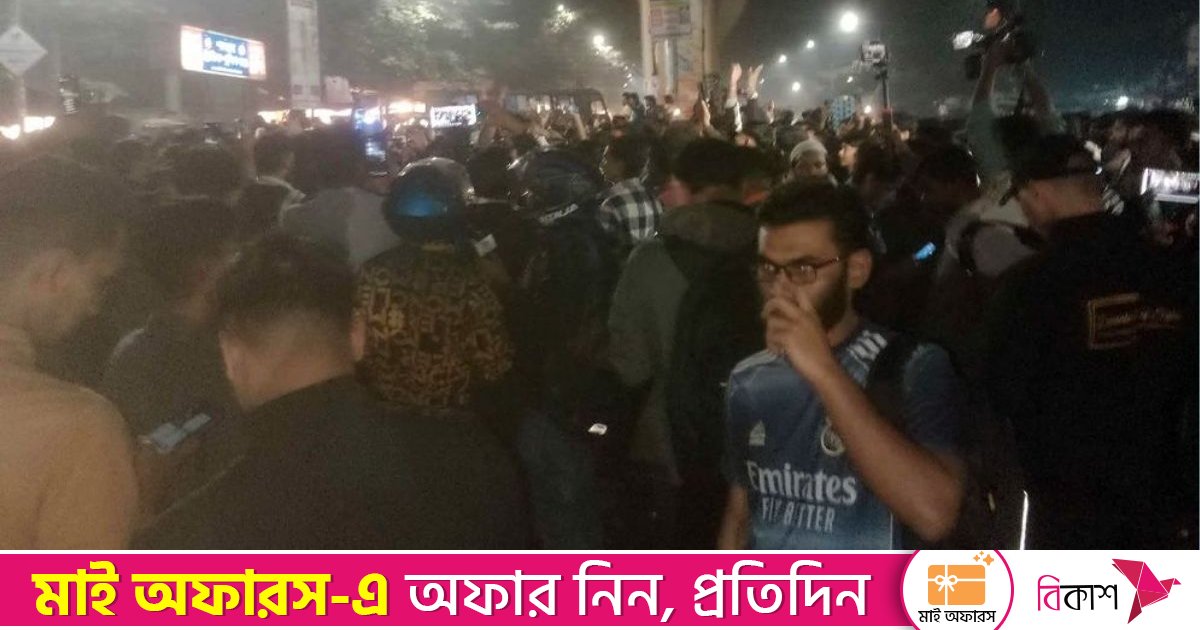 হাদির মৃত্যুতে শাহবাগ অবরোধ করে বিক্ষোভ