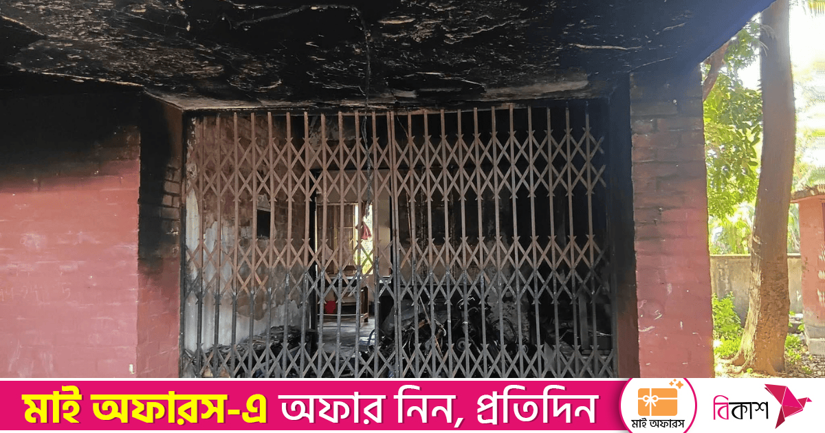 ফেনীতে গ্রামীণ ব্যাংকে দুর্বৃত্তদের অগ্নি সংযোগ