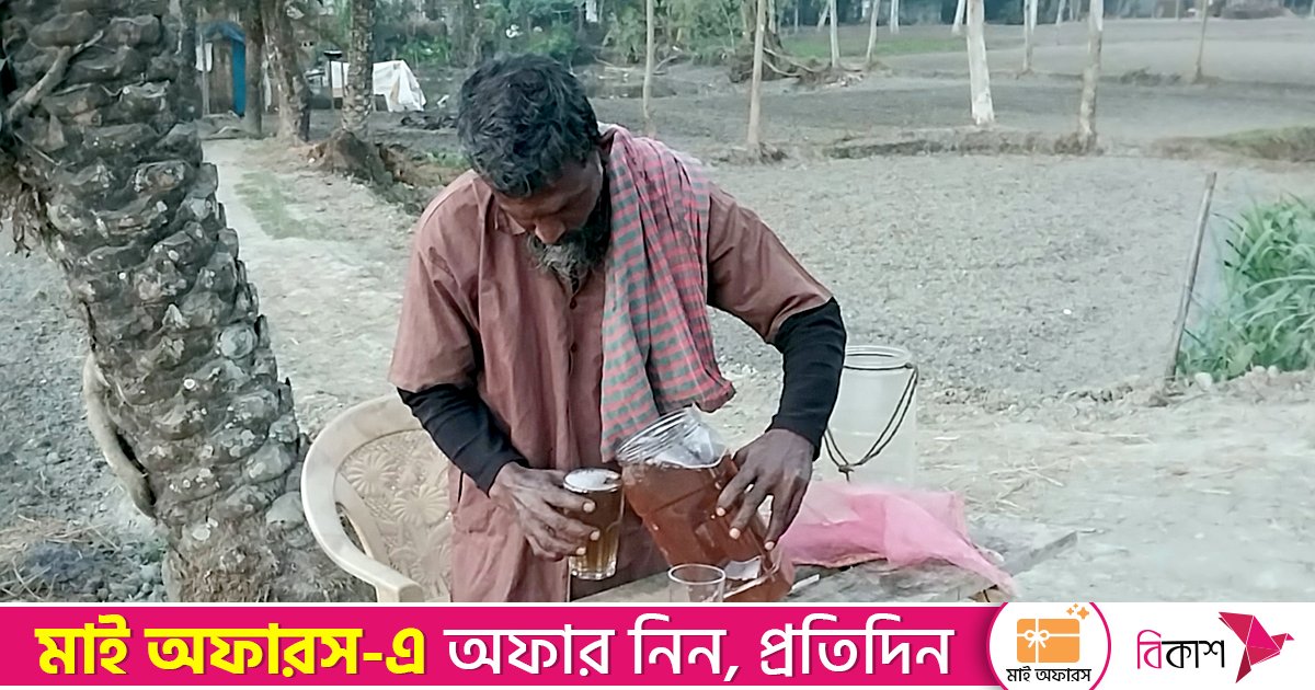 টাটকা খেজুরের রস খেতে দূর-দূরান্ত থেকে আসেন ক্রেতারা