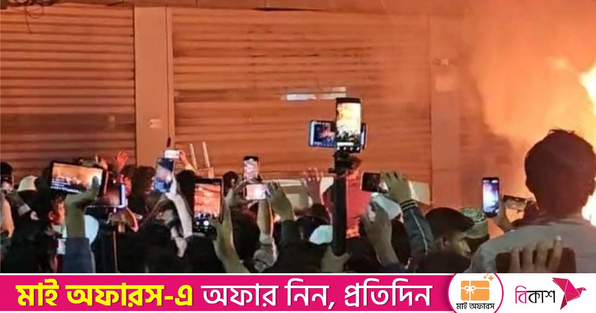 প্রথম আলো ও ডেইলি স্টার কার্যালয়ে হামলা-ভাঙচুর