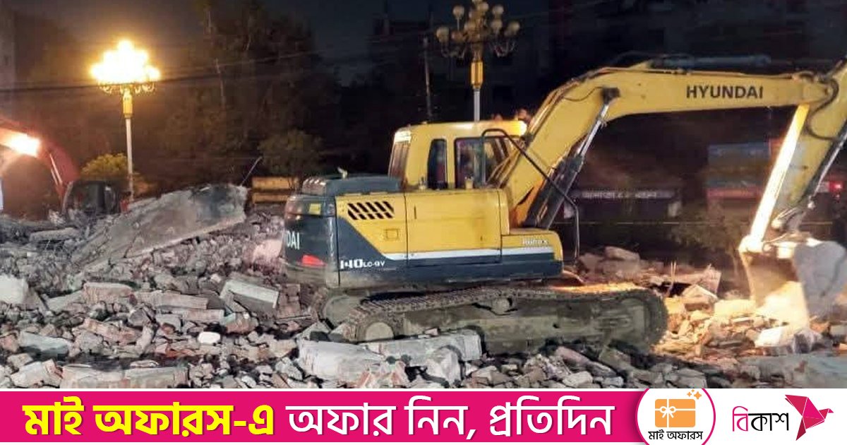 রাজশাহীতে আওয়ামী লীগ অফিস গুঁড়িয়ে দিলো বিক্ষুব্ধ ছাত্র-জনতা