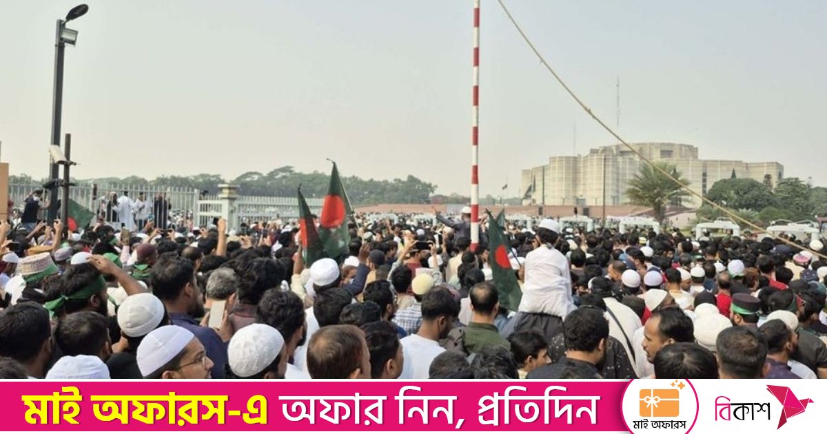 সংসদ প্লাজায় পৌঁছেছে ওসমান হাদির মরদেহ, লাখো মানুষের ঢল