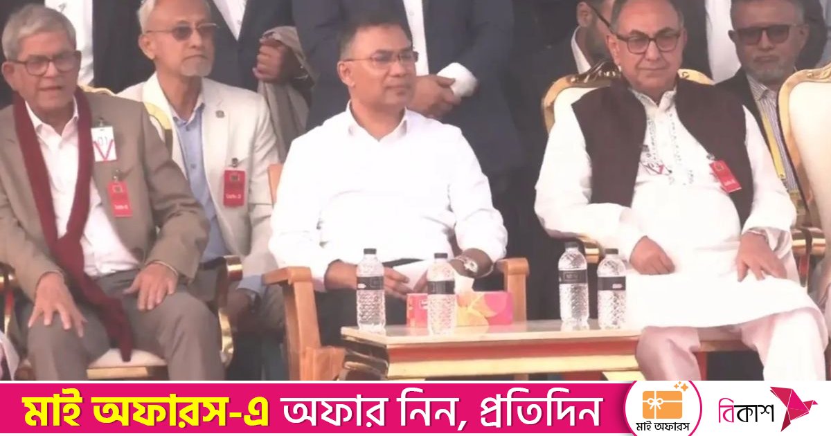 সংবর্ধনা মঞ্চে আলিশান চেয়ার সরিয়ে প্লাস্টিকের চেয়ারে বসলেন তারেক রহমান