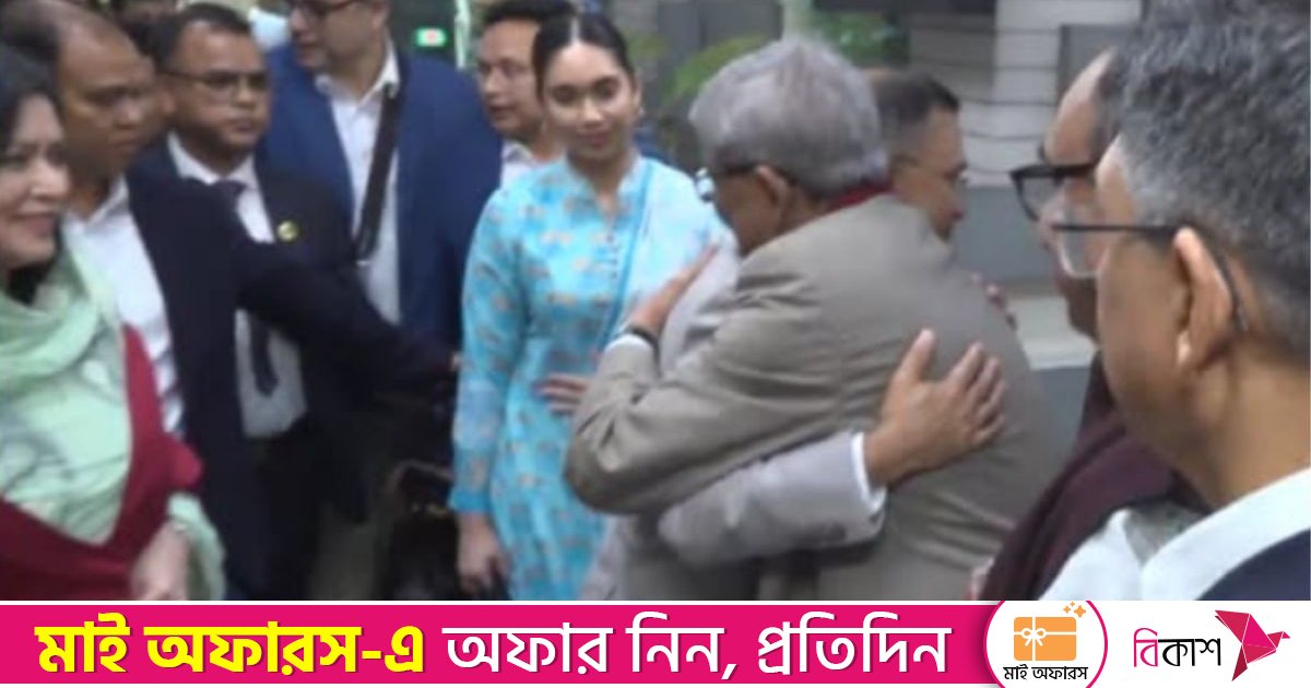 দলের নেতাদের সঙ্গে ঐতিহাসিক আলিঙ্গন তারেক রহমানের