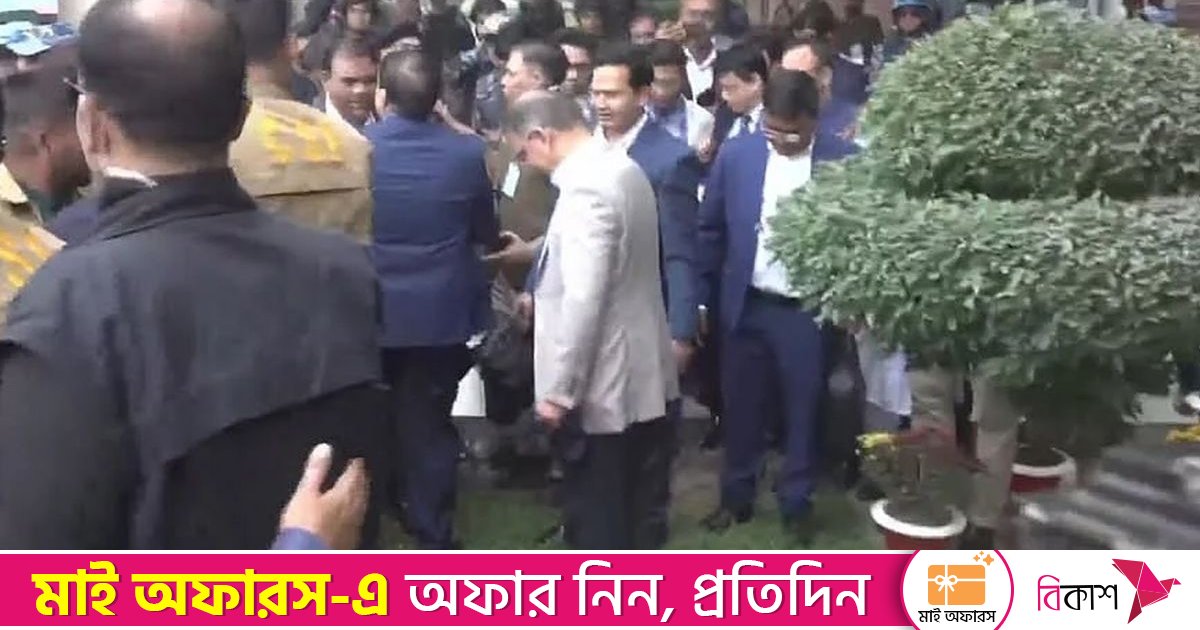 বিমানবন্দরে নেমে দেশের মাটি স্পর্শ করলেন তারেক রহমান, হাতে নিলেন এক মুঠো মাটি