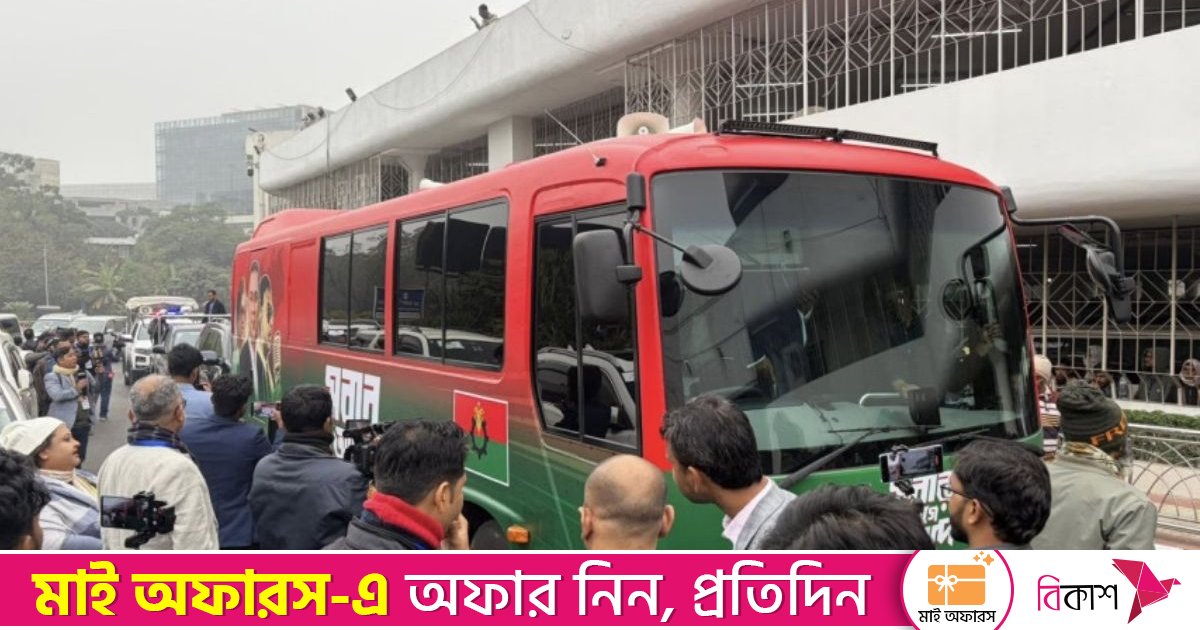 বিমানবন্দরে লাল-সবুজের বুলেটপ্রুফ বাস